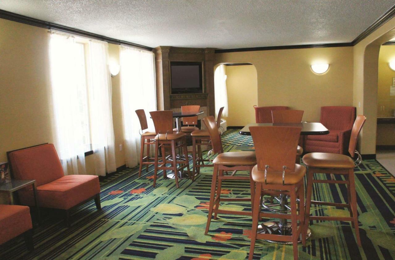 La Quinta Inn & Suites Tulsa Extérieur photo