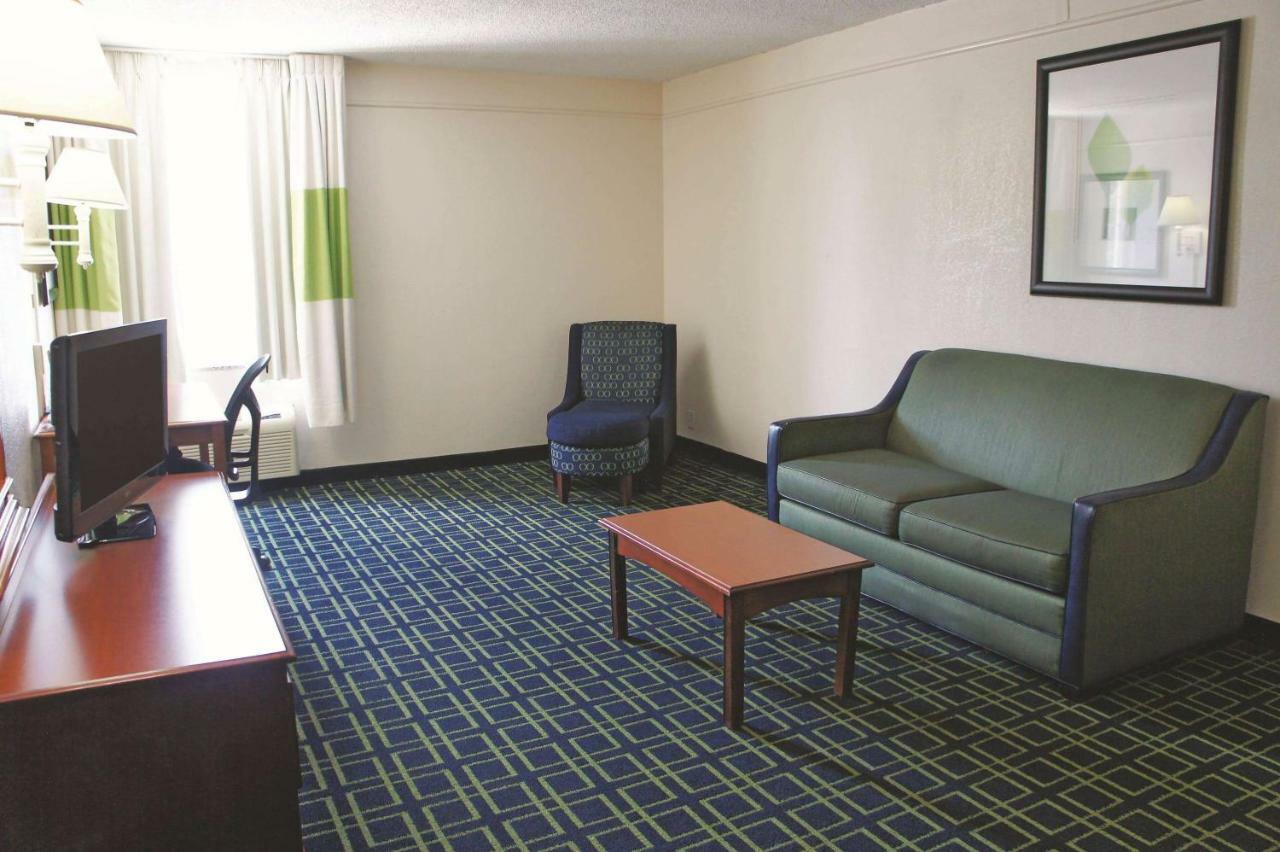 La Quinta Inn & Suites Tulsa Extérieur photo